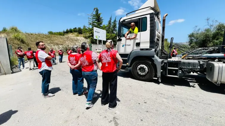 O piquete de greve mantém-se firme à entrada da ERSUC, em Vil Matos, impedindo a entrada e saída de camiões de recolha de resíduos